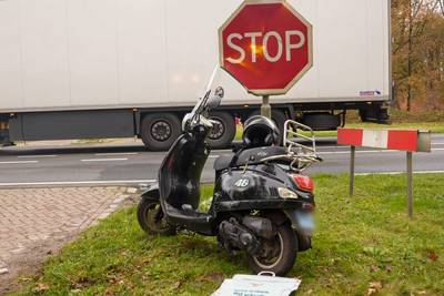 Vrouw op scooter aangereden door auto bij oversteken N-weg in Vlierden