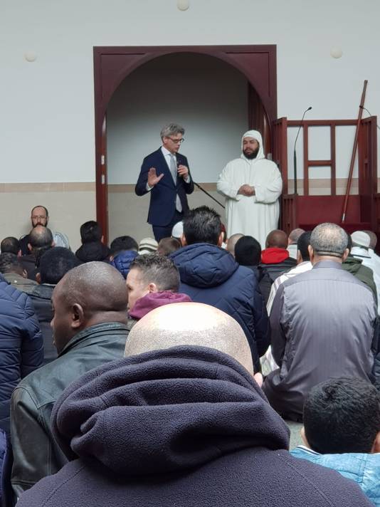Burgemeester Lucas Bolsius spreekt de bezoekers van de El Fath moskee in de Amersfoortse wijk Liendert toe.