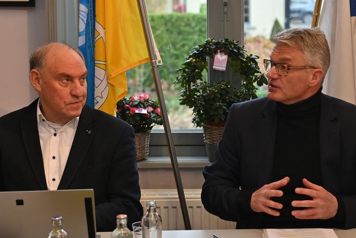 Wachtebeeks burgemeester Rudy Van Cronenburg (Anders) en zijn Lootse collega Yves Deswaene bij de bekendmaking van de fusieplannen.
