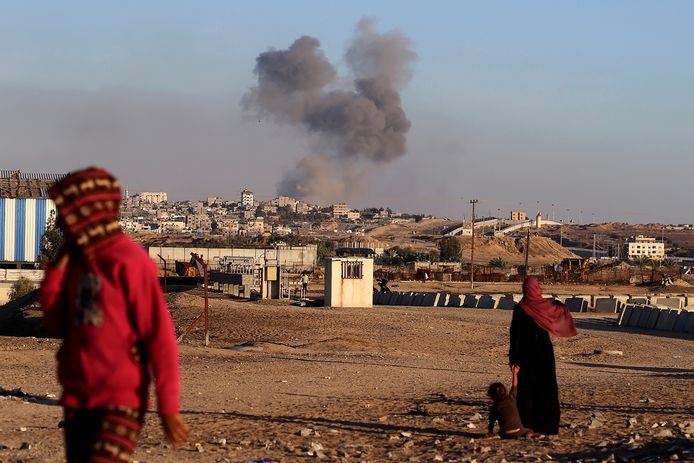 Rook stijgt op boven Rafah na een Israëlische luchtaanval op de stad. (07/05/2024)
