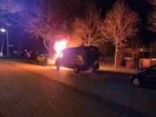 Twee auto’s lopen schade op bij brand in Hengelo