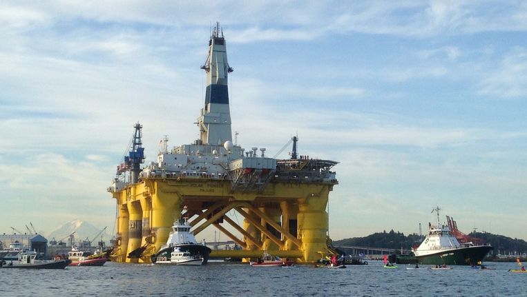 Activisten van Greenpeace in kajaks probeerden in juni de verplaatsing van een olieplatform van Shell te voorkomen. Beeld ANP
