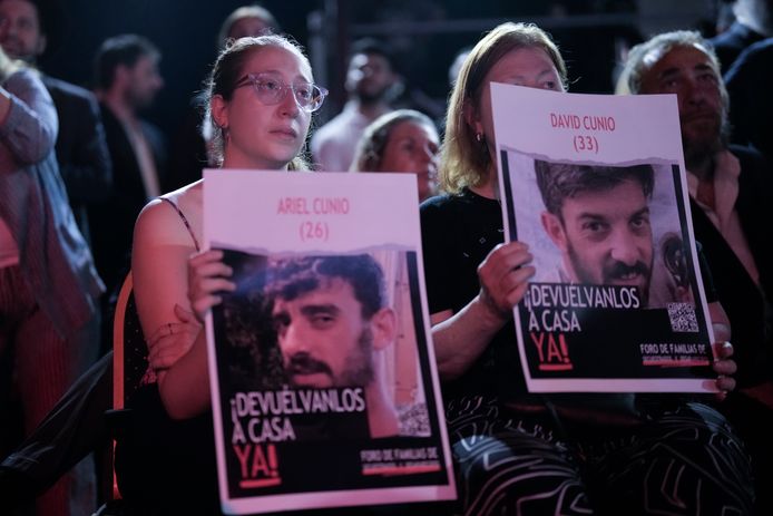 Twee vrouwen met posters van de gegijzelde Ariel en David tijdens een bijeenkomst in Argentinië op 12 december.