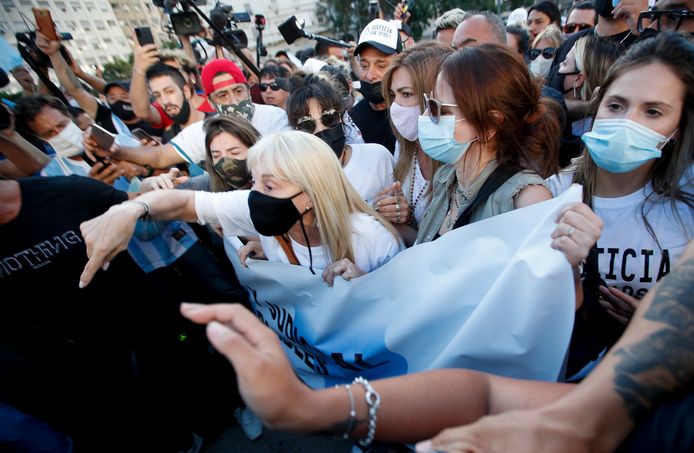 Claudia Villafine (centraal), Maradona’s ex-vrouw, nam deel aan de protestmars.