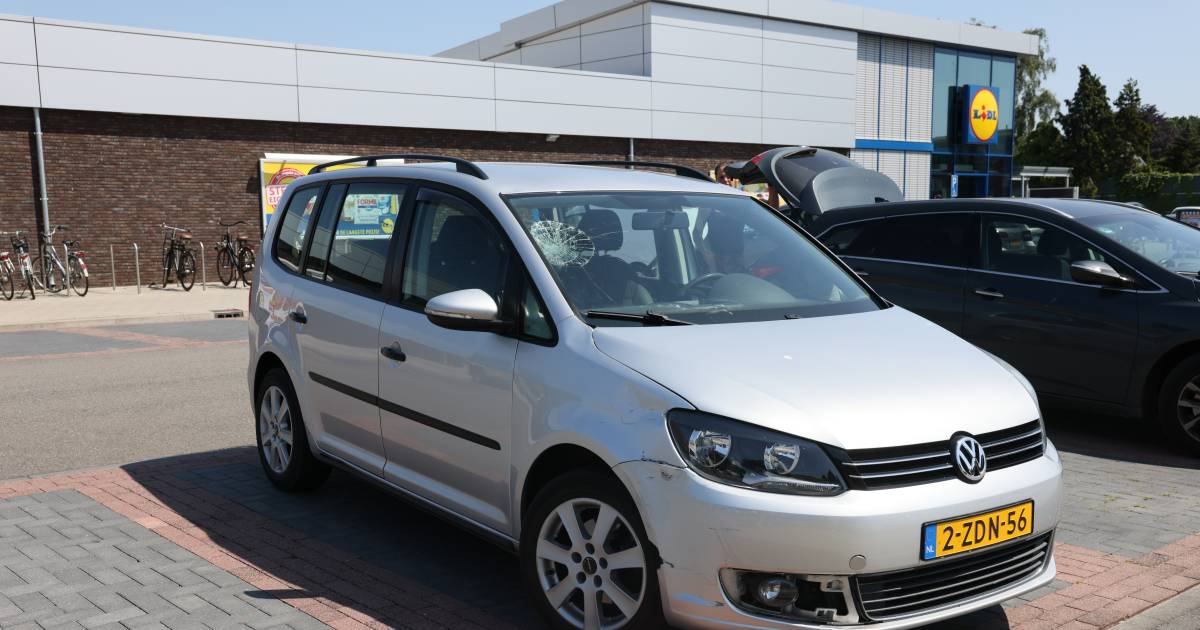 Jongen in Lidl-outfit aangereden voor de Lidl in Ommen.