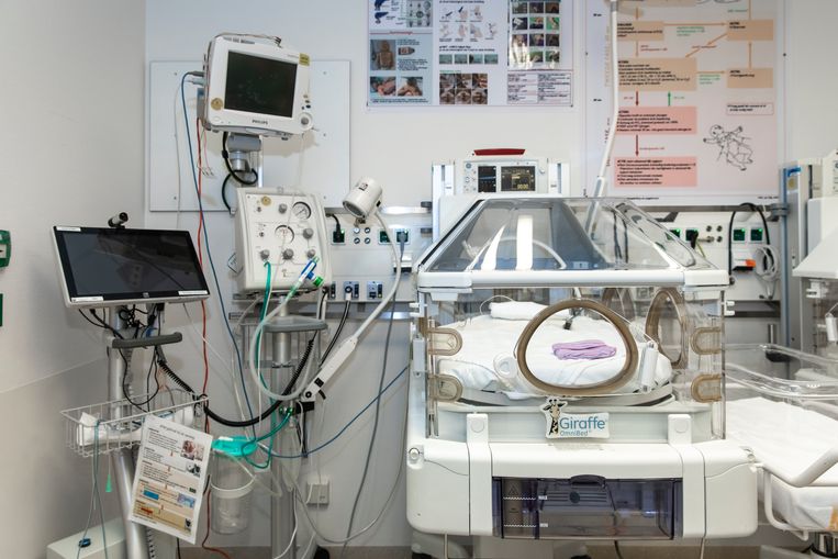 De warmtekamer, direct naast de verloskamer, waar de vroeggeboren baby’s direct de couveuse in gaan. Beeld Dingena Mol
