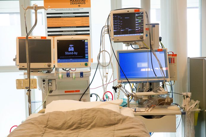 In het Rotterdamse Maasstad ziekenhuis wordt een nieuwe IC afdeling opgezet om de toeloop van coronapatiënten aan te kunnen. In de nieuwe intensive care komen overigens patiënten te liggen die niet besmet zijn met het virus.