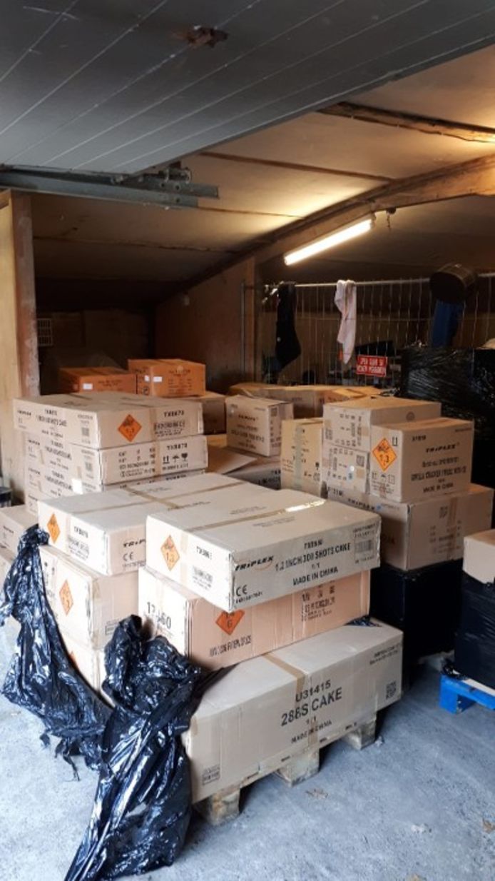 2.600 kilo illegaal vuurwerk aangetroffen in Enschede Enschede
