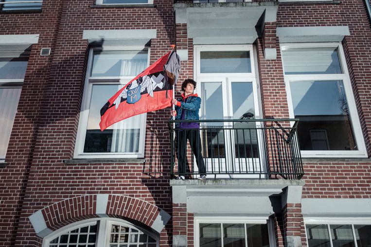 Bij Warner Hoogendijk (17) hangt de vlag al uit. Beeld Jakob Van Vliet