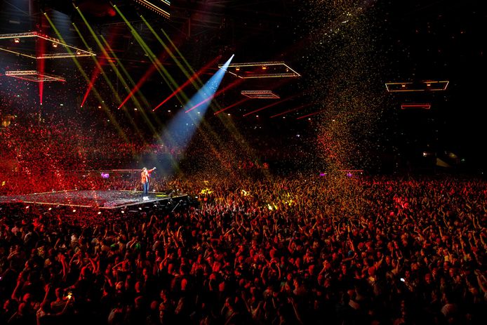 De Snollebollekes tijdens een optreden in GelreDome. De band werd daar tijdens de openingsact begeleid door het Nijmeegs Studentenorkest Collegium Musicum Carolinum.