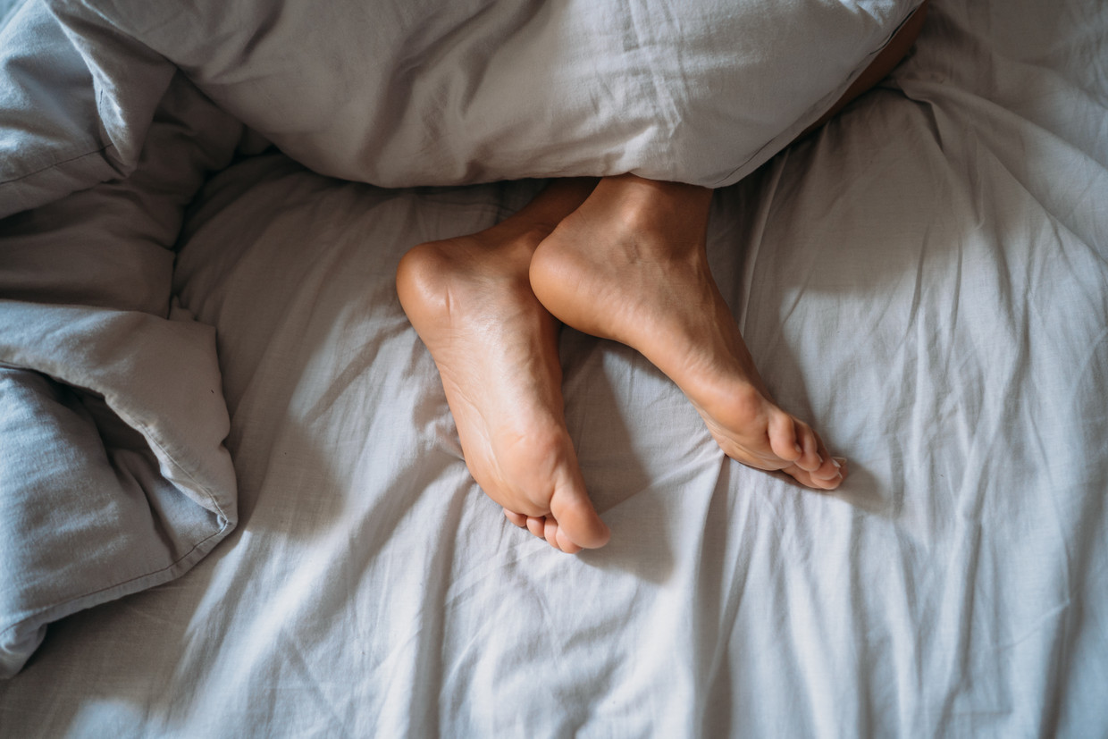Спящие ноги жены. Женские ноги под одеялом. Спящие ноги. Ножки из под одеяла. Женские ноги из под одеяла.