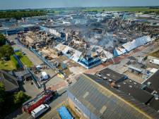 Luchtbeelden tonen gigantische ravage na brand: bedrijven verwoest, brandweer nog druk bezig 