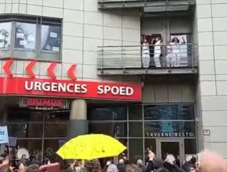 Verpleegkundigen Brussels ziekenhuis wuiven naar betogers van mars tegen coronapas