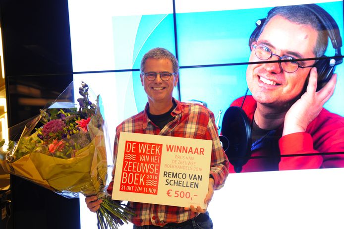 De prijs van de Zeeuwse Boekhandels ging naar Omroep Zeeland-journalist Remco van Schellen.