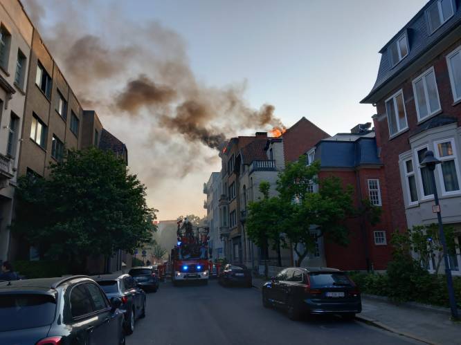 Uitslaande dakbrand op Antwerpse Zuid