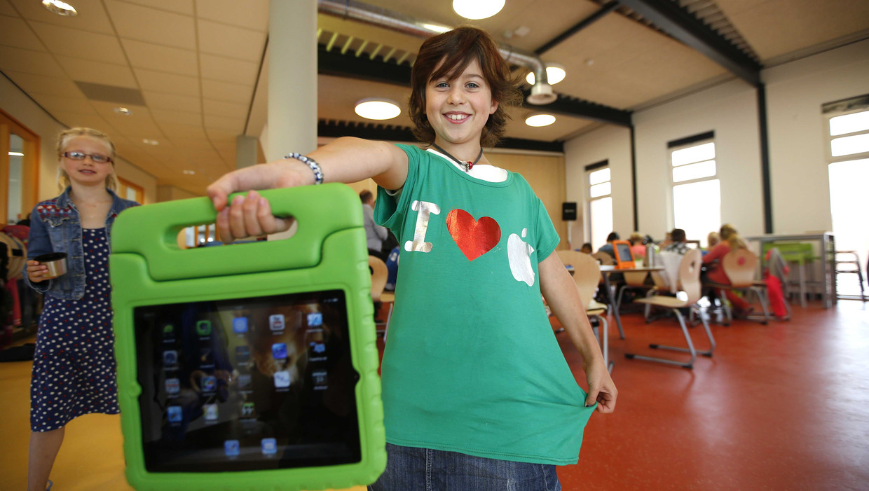 Leerlingen van de Master Steve JobsSchool in Sneek aan het werk op hun tablet tijdens de eerste schooldag. Beeld ANP