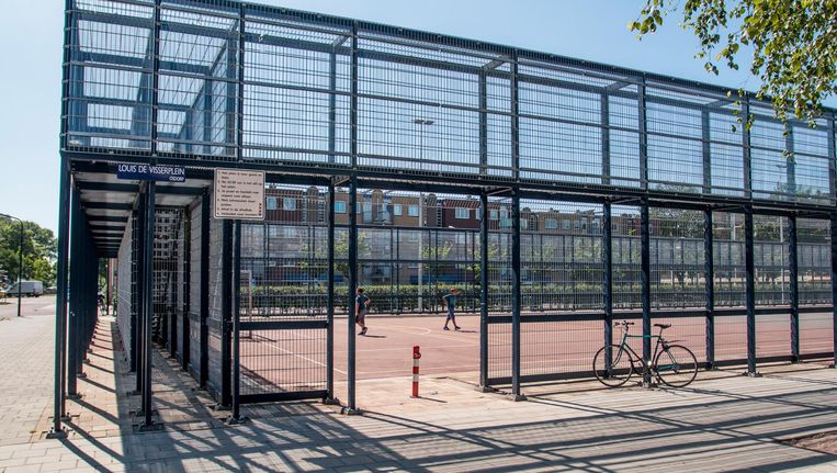 'Als je in Amsterdam opgroeit, moet je kunnen voetballen,' vertelt Massih Hutak over 'zijn kooi' op het Louis de Visserplein in Nieuw-West Beeld Jesper Boot