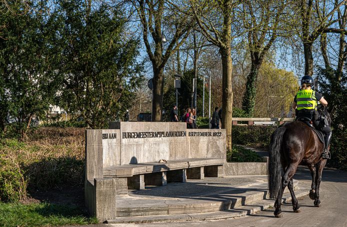 De hekken rondom de 'Burgemeester van Roijenbank' zijn weer weg, de bosjes erachter kortgewiekt. Met uitgedeelde gebiedsverboden en strengere controle hoopt de gemeente Zwolle de overlast te voorkomen.