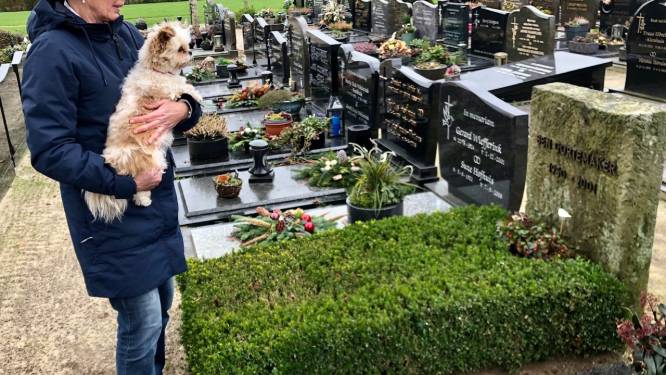 Gé uit Denekamp bezoekt het graf van haar man: ‘Het verdriet is er soms zo ineens’