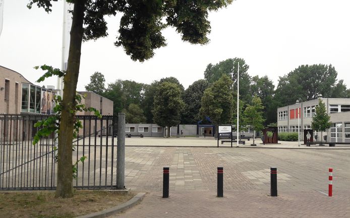 De bestaande noodlokalen tussen de twee  hoofdgebouwen van het Rodenborch College i n Rosmalen.