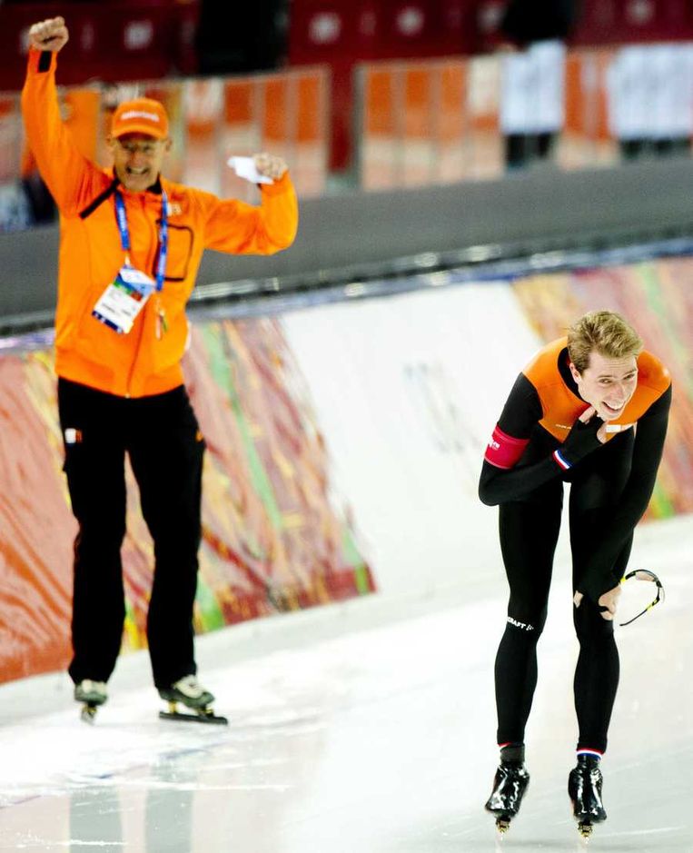 Jorrit Bergsma en zijn coach Jillert Anema (L) juichten na de rit op de 10.000 meter in de Adler Arena. Beeld anp