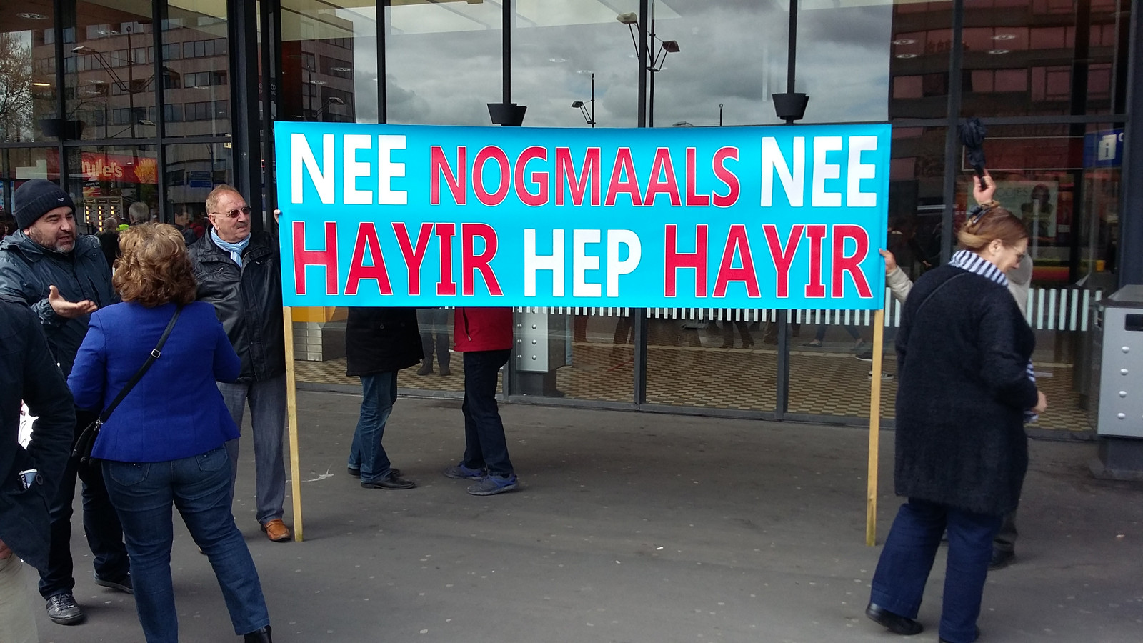 Nijmeegse Turken demonstreren 'Erdogan=Scheisse' Foto gelderlander.nl