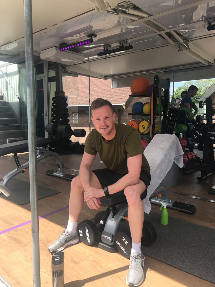 Klaas Knook in de trailer van Anytime Fitness en Van Geel Roadshows.