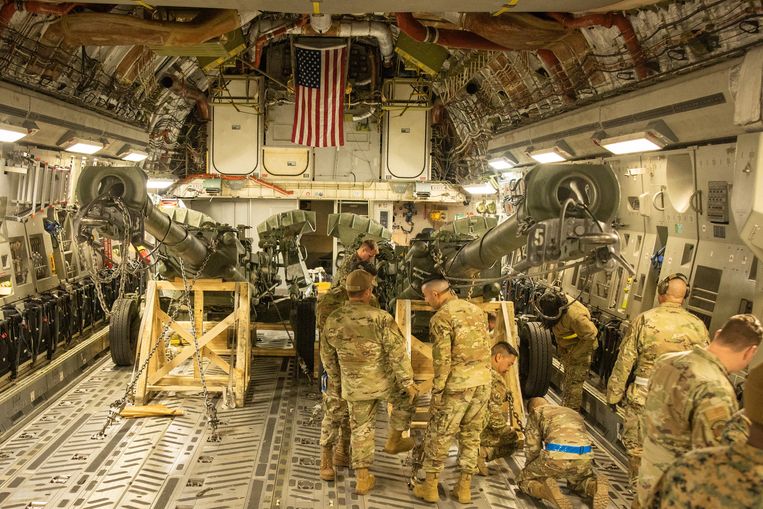 Amerikaanse mariniers laden op de March Air Reserve-basis in Caliornië twee M777-houwitsers in een transportvliegtuig met bestemming Oekraïne. Beeld via REUTERS