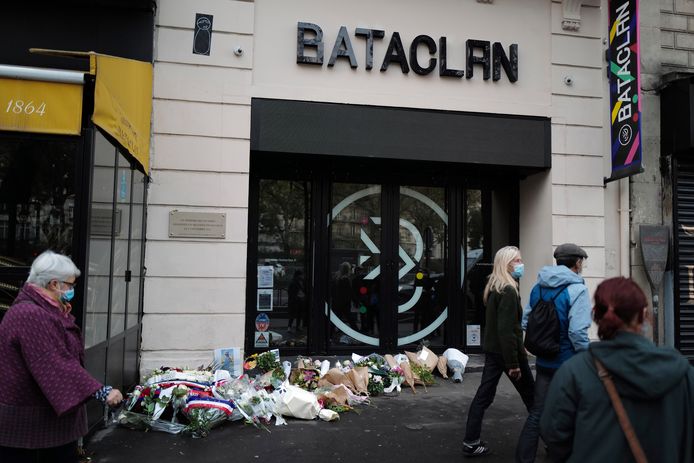Beeld van 13 november dit jaar. Bloemen aan concertzaal Bataclan in Parijs, exact vijf jaar na de aanslagen.