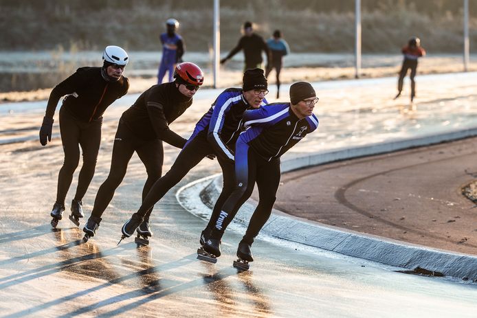 Tours de patinage sur la patinoire de Winterswijk.