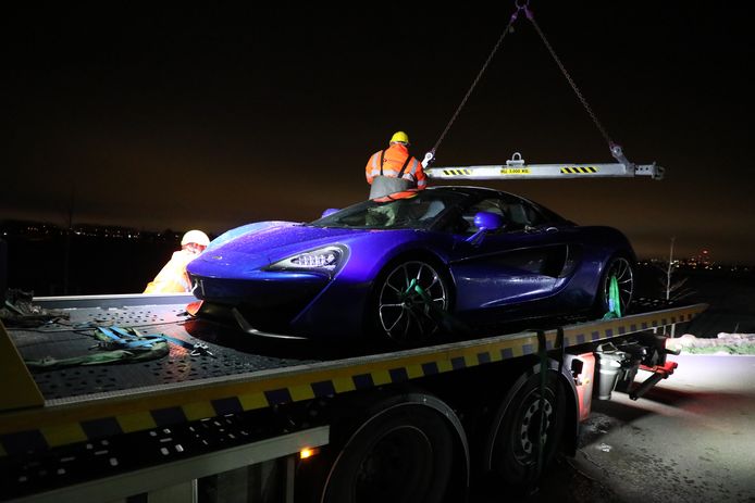 De auto werd rond 20.30 uur geborgen.