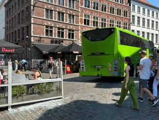 Wat doet die FlixBus in hartje Gent? Chauffeur ramt terras van café Het Spijker vlak bij Graslei