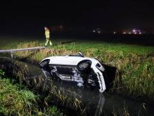 Auto raakt te water op de A15 bij Geldermalsen: inzittenden ongedeerd