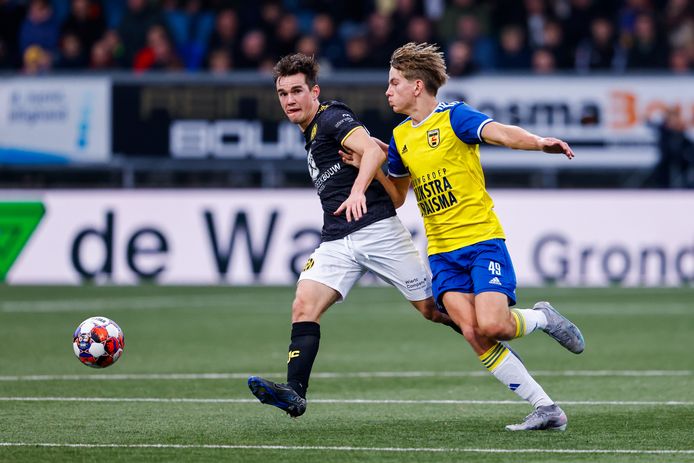 Roda JC-speler Boyd Reith (l) in duel met Cambuur-speler Wiebe Kooistra.