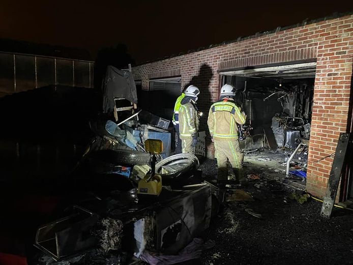 Pompiers van de brandweerzone Rivierenland hadden in de nacht van zaterdag op zondag de handen vol met een brand in een garagebox in Sint-Katelijne-Waver.