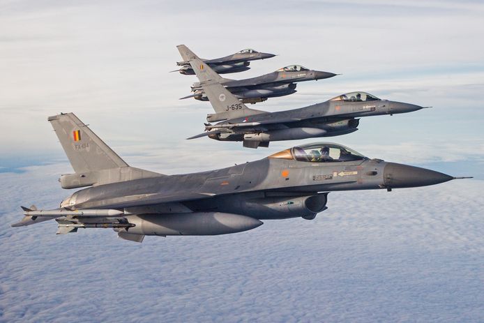 Twee Nederlandse en twee Belgische F16's in formatie.