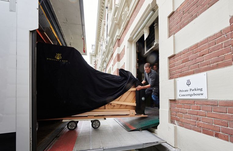 De nieuwe vleugel, nummer 490, arriveert vanuit Hamburg in het Concertgebouw. Beeld Concertgebouw Amsterdam