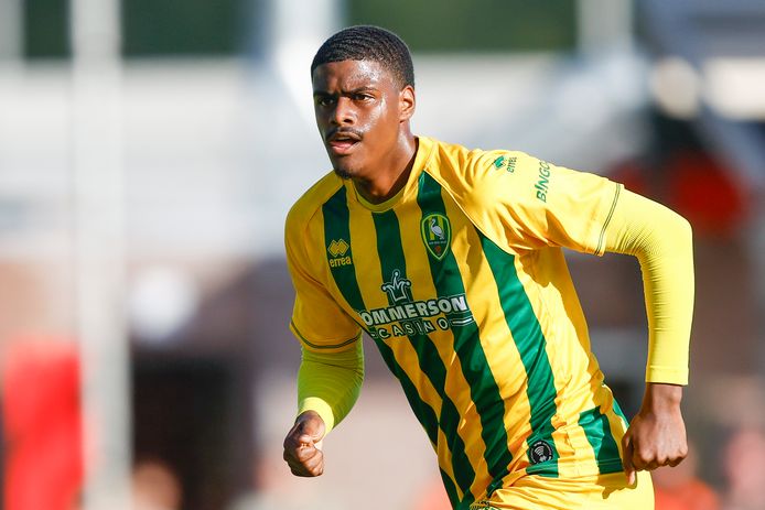 Silvinho Esajas schippert bij ADO tussen twee linies ‘In Italië ben ik