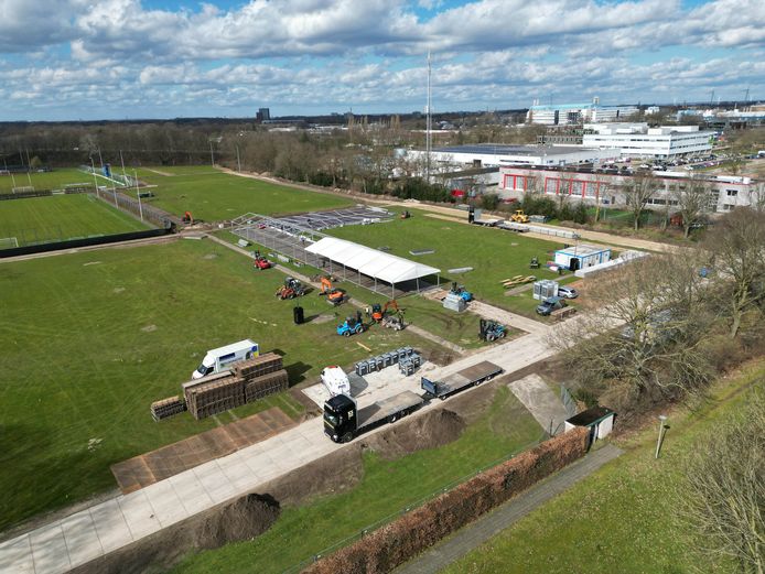 De opbouw van de crisisnoodopvang voor vluchtelingen op sportpark Winkelsteeg is in volle gang.