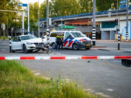 Ravage nadat auto stoplicht ramt op de Slinge 