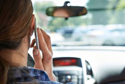 Vias: 1 op de 4 jonge bestuurders belt maandelijks met gsm in de hand achter het stuur