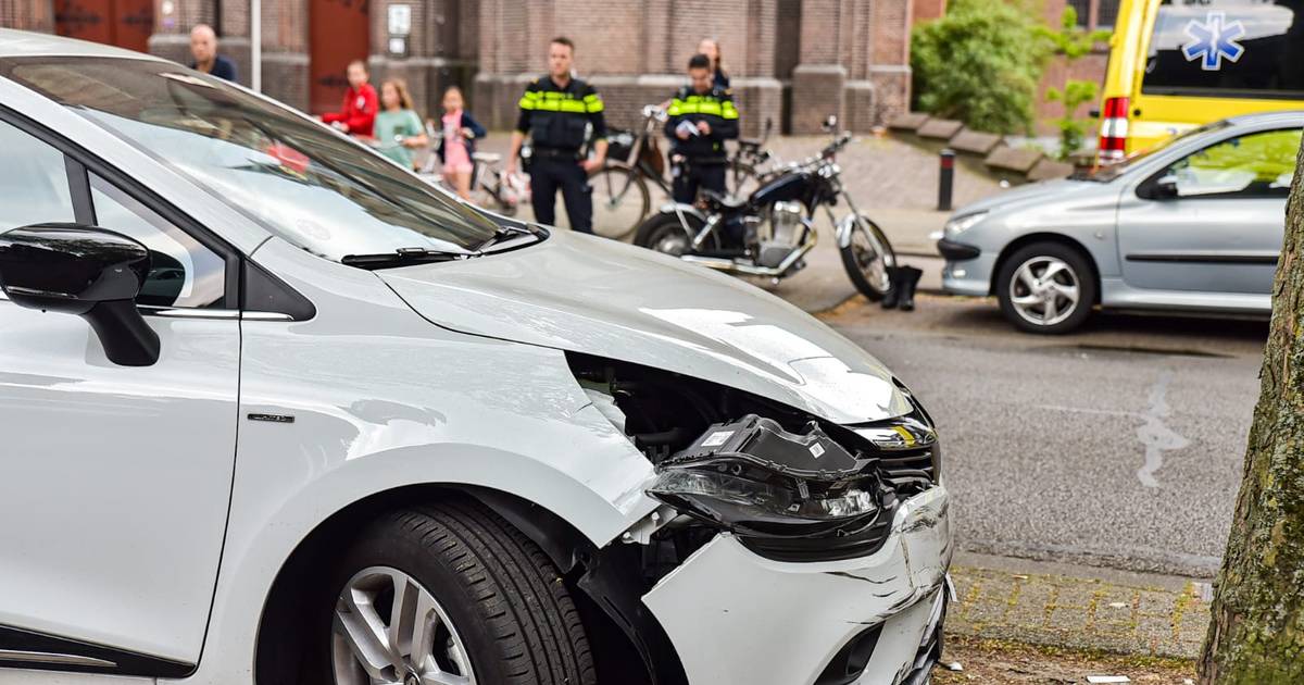 Motorrijder gewond na botsing met auto op kruising in Tilburg.
