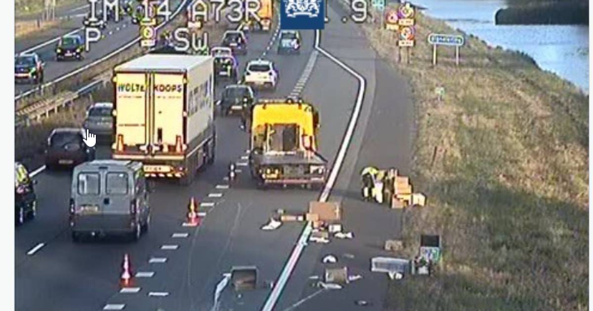 Pakketjes belanden op de A73 bij Beuningen