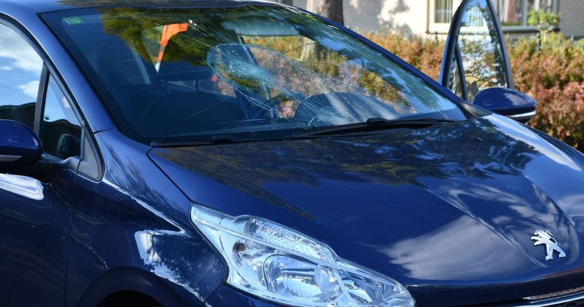 Auto en fietser komen met elkaar in botsing op kruising in Vroomshoop.
