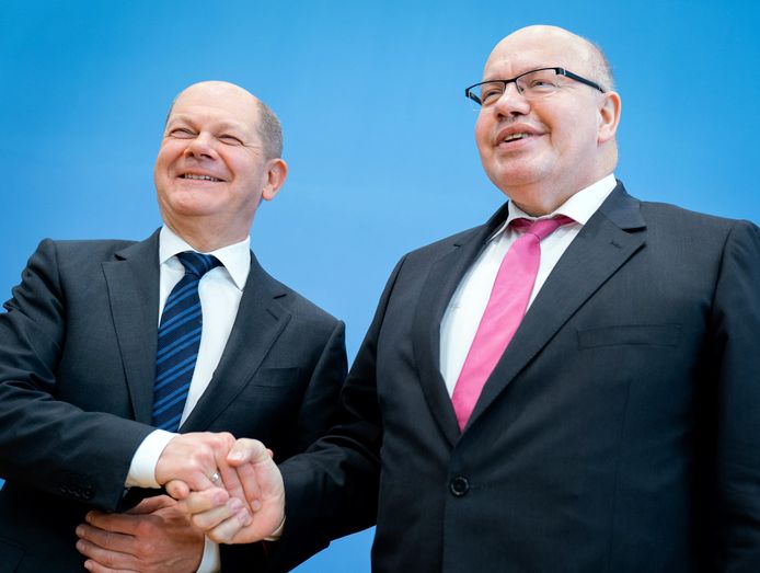 Mnister van Financiën Olaf Scholz en economieminister Peter Altmaier schudden elkaar de hand, misschien niet het beste idee in deze coronatijden.