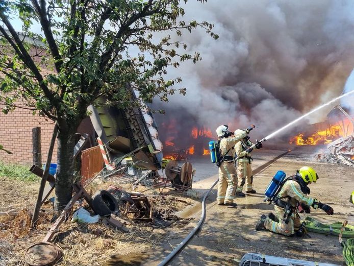 De brandweer Noord-Limburg is ter plaatse om de brand te blussen.