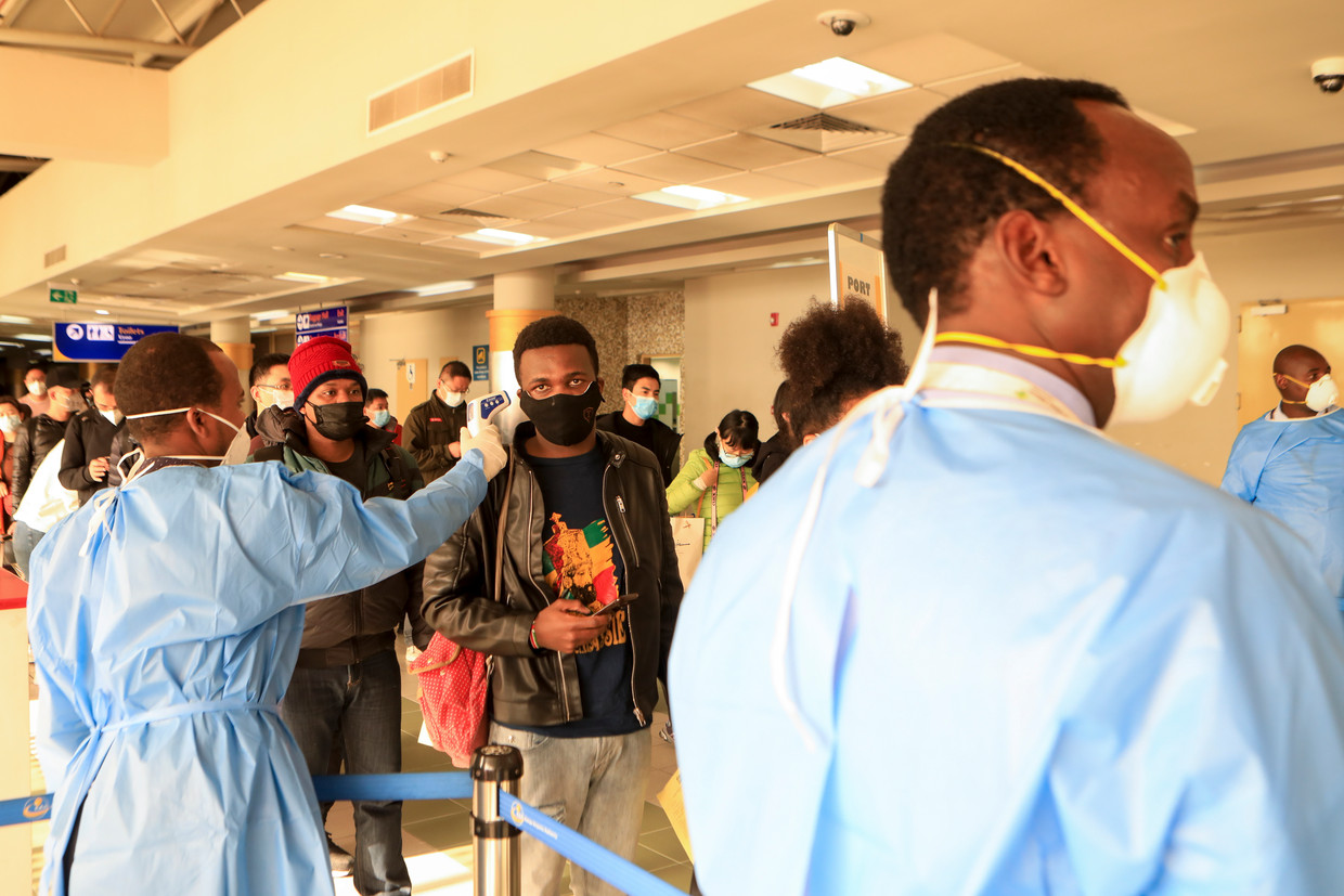 Keniaanse gezondheidswerkers controleren passagiers die uit China komen op Kenyatta International Airport in Nairobi op symptomen van een besmetting met het coronavirus. 
 Beeld EPA/DANIEL IRUNGU