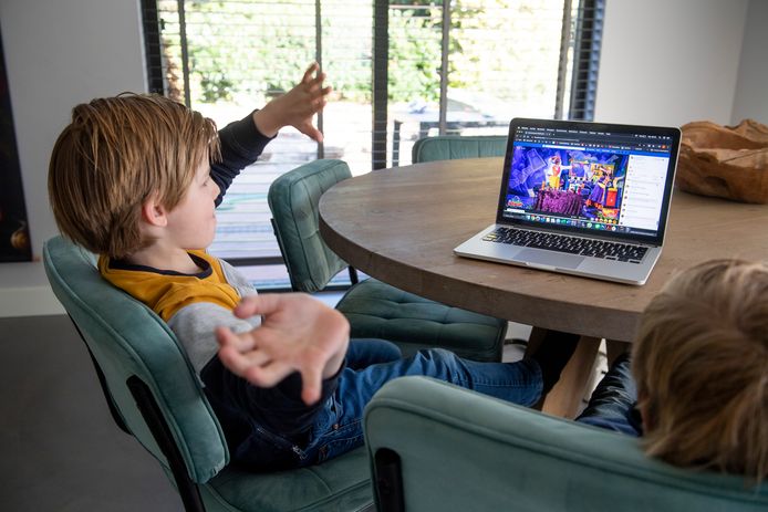 Sam (links) en Kes Lingmont kijken naar de Facebook-uitzending van de Grote Improvisatieshow van Kareltje en Jasmijn.