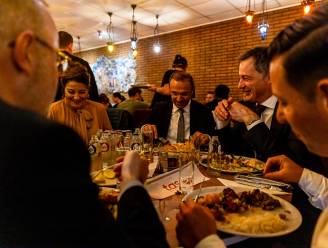 Premier Alexander De Croo schuift mee aan tafel op Gentse iftar: “We mogen fier terugkijken op 60 jaar migratie”