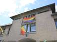 Mister Gay Belgium-kandidaat Jarno hijst regenboogvlag aan Hals stadhuis